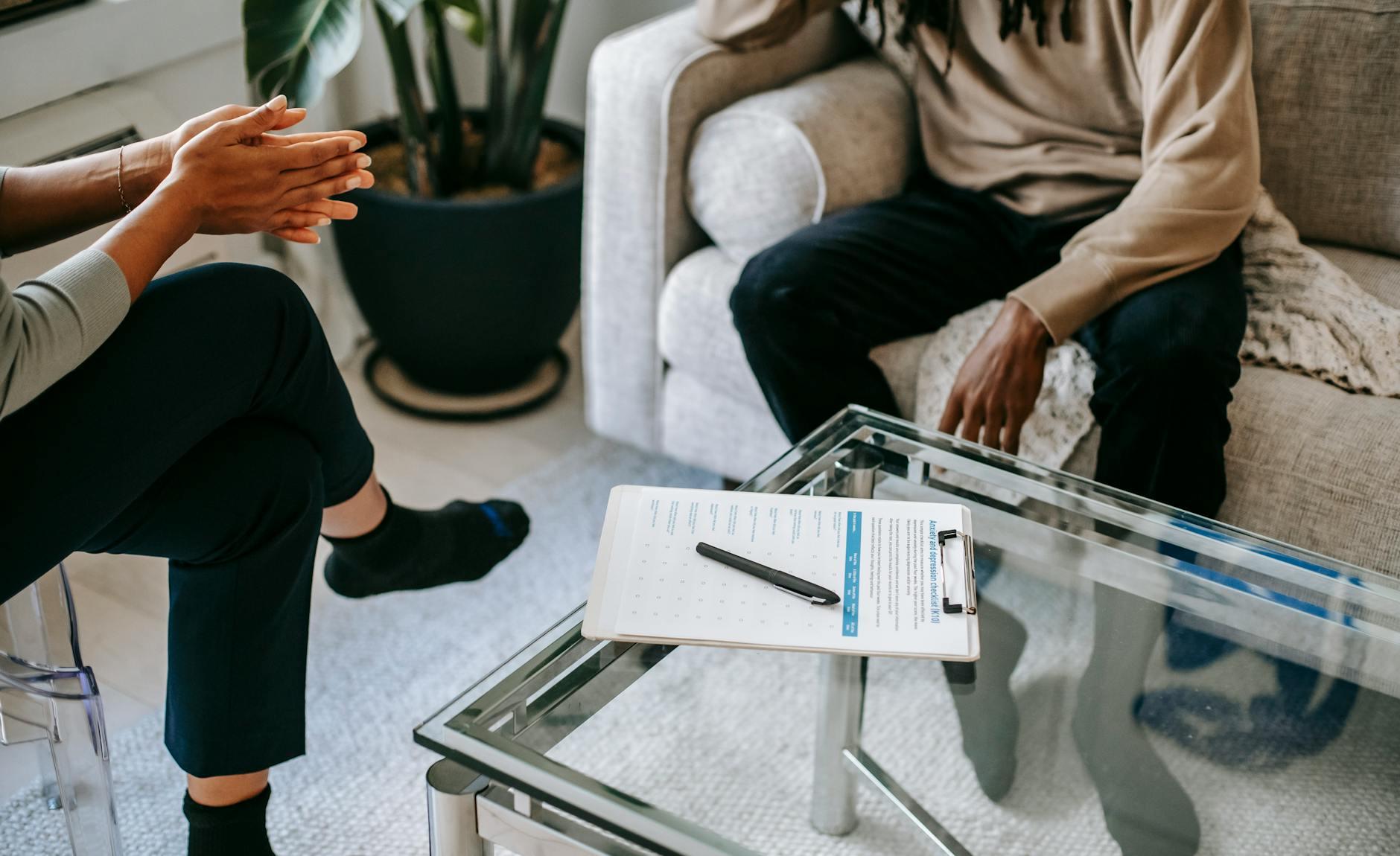 People who lack self-awareness often display these 8 off-putting behaviors (without realizing it)