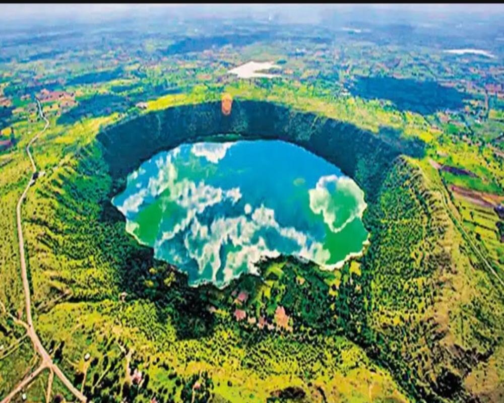 1. Lonar Lake - Maharashtra.👌