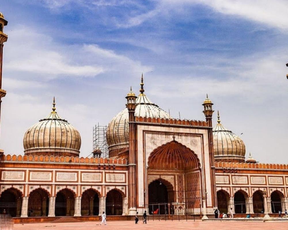 10. Over 300,000 Mosques.